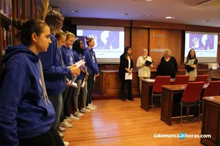 Actos colegio abogados 25N con jugadoras Perfumerías Avenida (2)