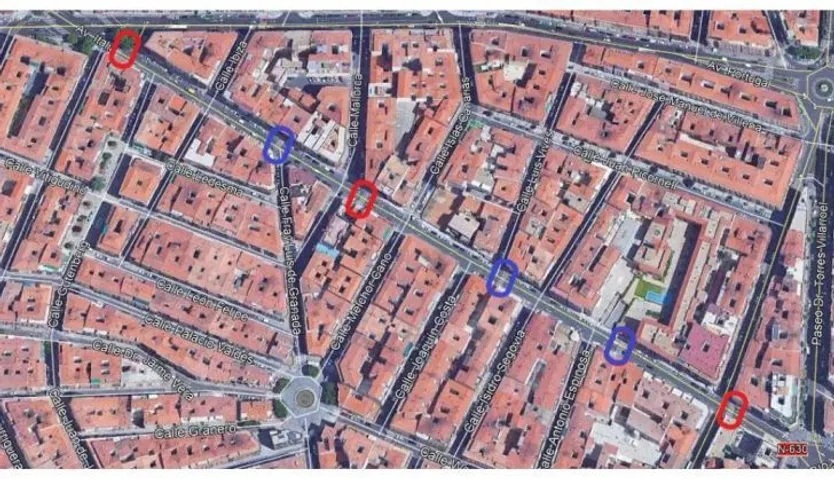 En azul, los pasos de peatones donde se instalarán los semáforos; en rojo, donde ya existen | Foto: Ayuntamiento de Salamanca