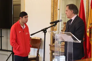 El alcalde de Salamanca, Carlos García Carbayo, recibe a Alberto Mangas, medalla de oro en el Campeonato de España Liberty de promesas paralímpicas de atletismo
