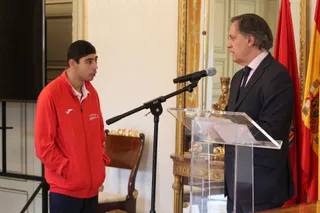 El alcalde de Salamanca, Carlos García Carbayo, recibe a Alberto Mangas, medalla de oro en el Campeonato de España Liberty de promesas paralímpicas de atletismo
