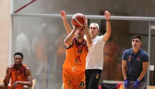 Juanpe Jiménez lanza un triple / FOTO SALAMANCA24HORAS.COM