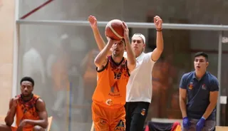 Juanpe Jiménez lanza un triple / FOTO SALAMANCA24HORAS.COM
