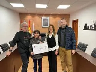 La alcaldesa de Castellanos de Moriscos, Victoria Majón entregando el dinero recaudado del 'Proyecto Mupol, de mejora del día a día de los niños hospitalizados de Salamanca". Foto Facebook Ayuntamiento Castellanos de Moriscos