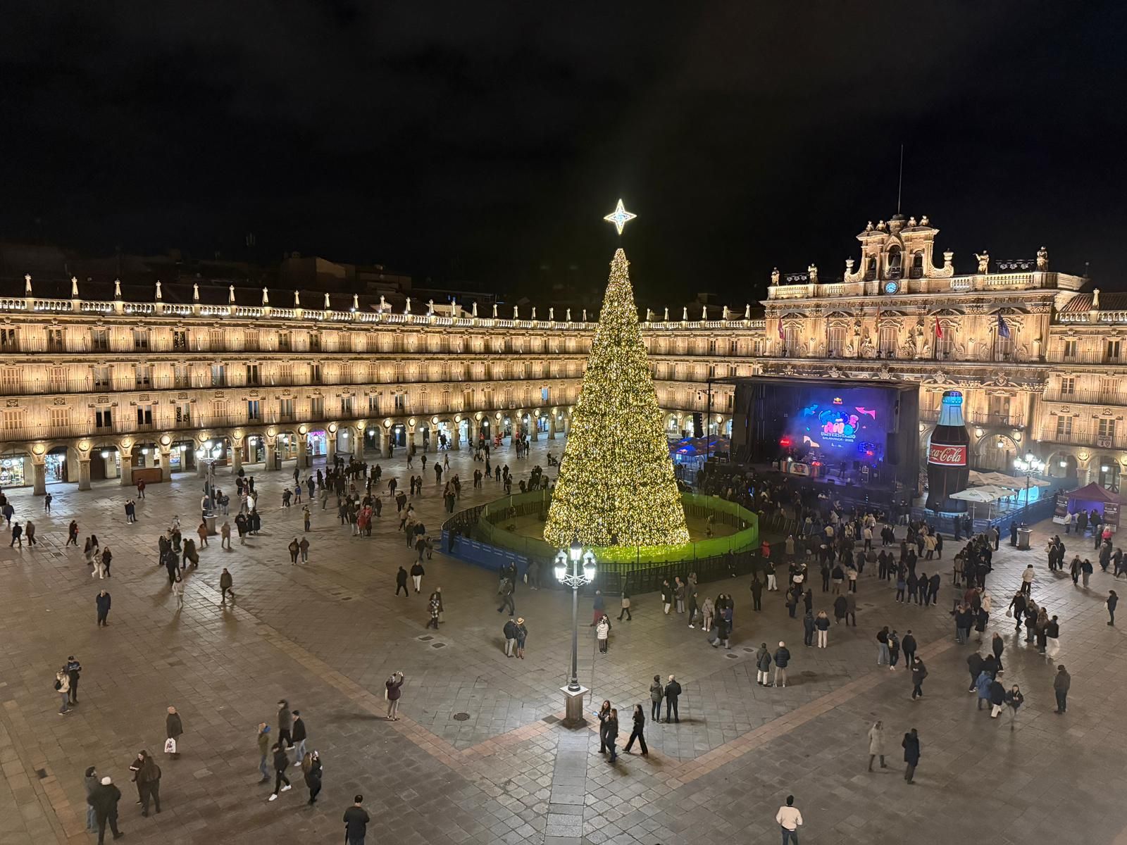 Plaza Mayor de Salamanca horas antes de las doce gominolas por el Fin de Año Universitario