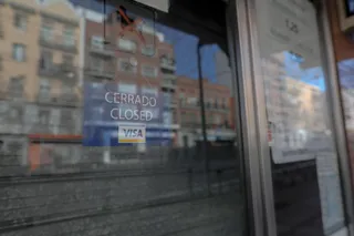 Un negocio con el cartel de cerrado | Foto archivo