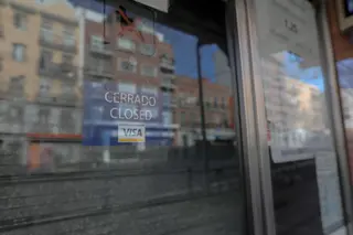 Un negocio con el cartel de cerrado | Foto archivo