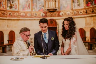 Una pareja celebra su boda en la Catedral de Salamanca