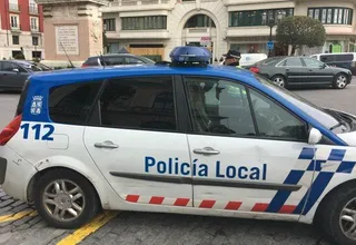 Golpea a un conocido en la cabeza con una bolsa llena de botellas