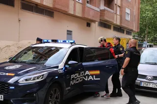 Policia Nacional inspeccionando una vivienda en la calle Perú. Fotos S24H