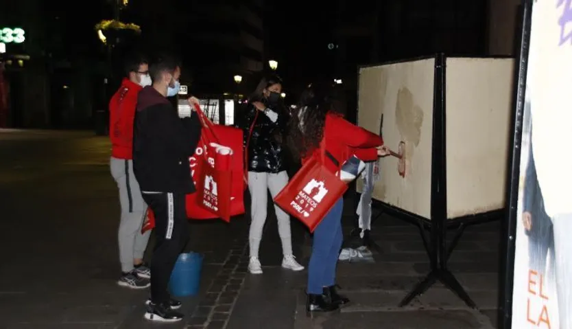Pegada de carteles de PSOE