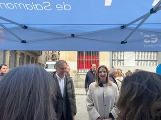 La portavoz del Grupo Parlamentario Popular en el Senado, Alicia García, junto al presidente del PP de Salamanca, Carlos García Carbayo