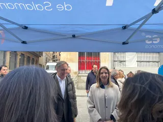 La portavoz del Grupo Parlamentario Popular en el Senado, Alicia García, junto al presidente del PP de Salamanca, Carlos García Carbayo