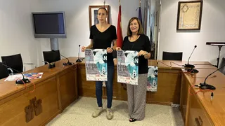 La concejala de Deportes, Pilar García, y la alcaldesa, Carmen Ávila, han presentado el 40ª Torneo de las 32 horas de fútbol-sala