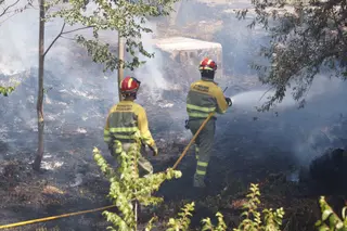 Bomberos del parque de Villares en un incendio. ARCHIVO