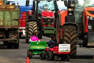 Agricultores y ganaderos cortan la AP7 | EUROPA PRESS