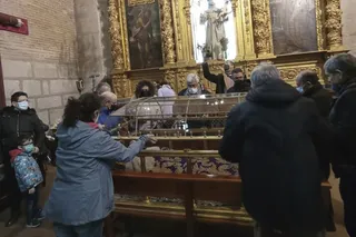 Un momento del cambio de ropas de del Cristo de la Cama.