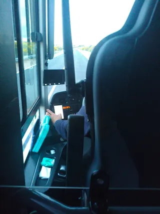 Conductor del autobús usando el móvil | Imágenes aportadas en la denuncia