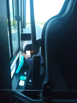 Conductor del autobús usando el móvil | Imágenes aportadas en la denuncia