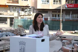 Miryam Rodríguez en la mejora y ampliación de la zona de juegos infantiles de la Plaza del Campillo.