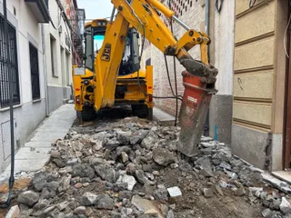 Obras de renovación de pavimentación en la calle Manterola en Alba de Tormes
