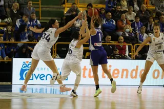 Silvia y Fasoula defienden a Berkani | FOTO SALAMANCA24HORAS.COM