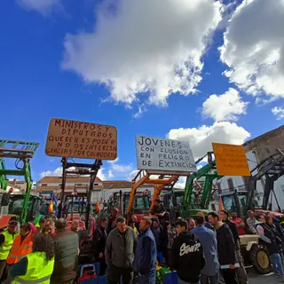 Casi 100 tractores y 200 personas a pie en la concentración agraria de Lumbrales: “Nos están dando migajas”