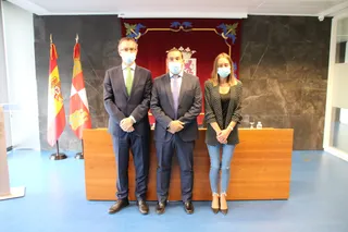 El delegado territorial, Eloy Ruiz, junto al gerente de Atención Primaria y la jefa del Servicio Territorial de Sanidad, presentan la campaña de vacunación frente a la gripe