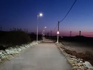 Villamayor instala en el camino de La Moral 65 luminarias recargables con luz solar