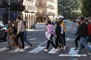 Gente paseando en Salamanca