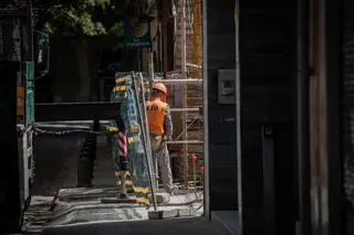 Un operario trabaja en la obra de un edificio durante el día 45 del Estado de Alarma decretado por el Gobierno por la pandemia del Covid-19, en Barcelona