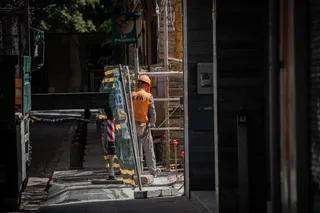 Un operario trabaja en la obra de un edificio durante el día 45 del Estado de Alarma decretado por el Gobierno por la pandemia del Covid-19, en Barcelona