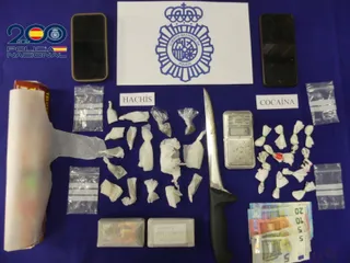 Sustancias estupefacientes y material incautado a ambos detenidos