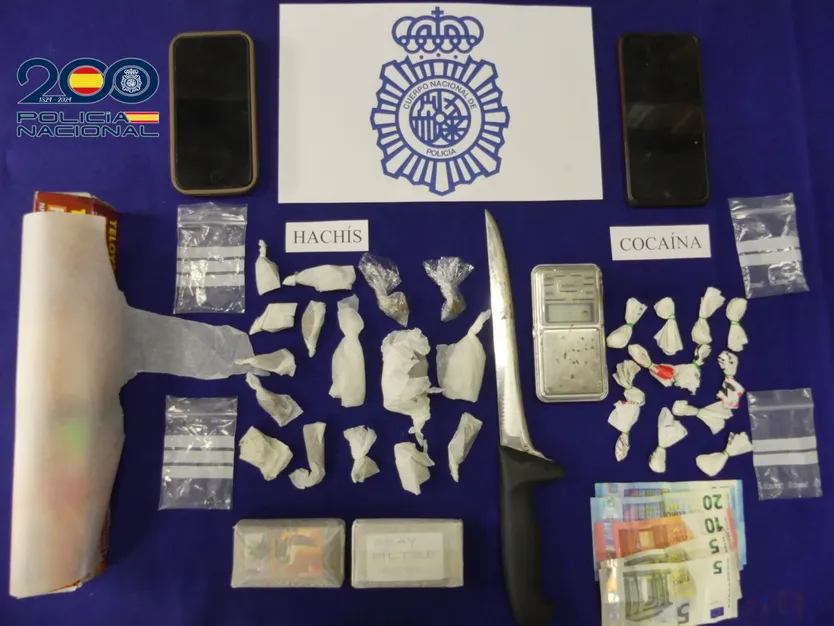 Sustancias estupefacientes y material incautado a ambos detenidos