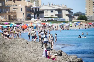 Varios turistas disfrutan de sus vacaciones en la playa. | FOTO: EP