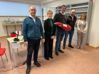 Toni Monserrat recibe el jamón del reto en Guijuelo
