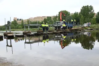 Colocación de la pasarela desmontable sobre el río Agueda | Ayto Ciudad Rodrigo