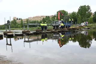 Colocación de la pasarela desmontable sobre el río Agueda | Ayto Ciudad Rodrigo