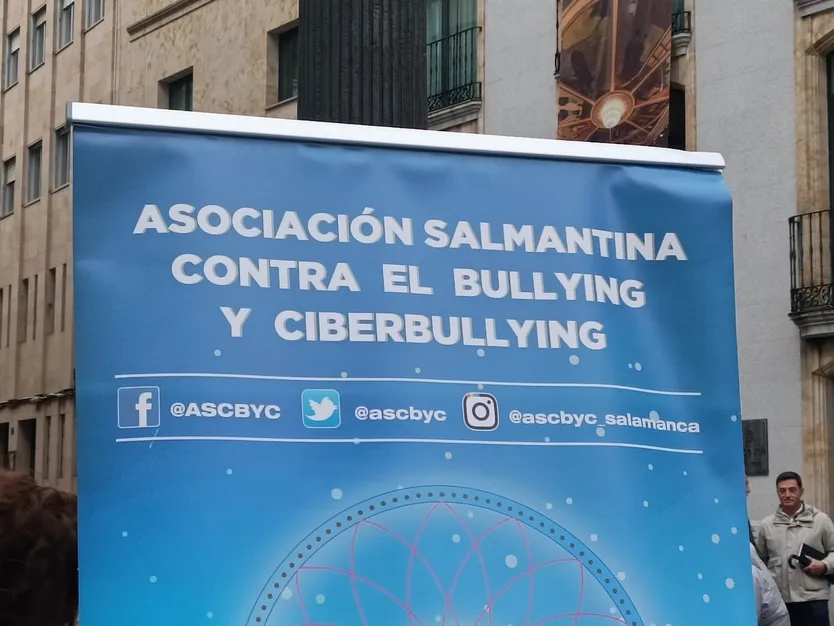 Más de 150 escolares se unen contra el bullying en una gymkana por el centro de Salamanca