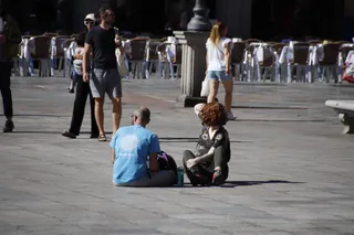 Gente por las calles de Salamanca en verano
