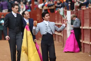 Yeferson Vanegas con el segundo novillo de la tarde en la novillada sin picadores del bolsín taurino en Ciudad Rodrigo | Mateo G.J.