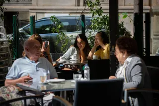 Barcelona limita el aforo en bares (Archivo)