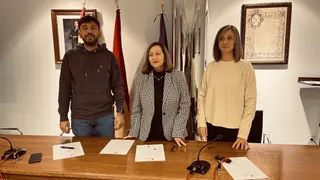 La alcaldesa de Peñaranda en la presentación del programa de Navidad junto a los concejales Francisco Díaz y Fátima Manzano