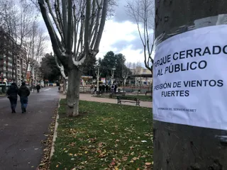 Cierre de parques por rachas de viento en una foto de archivo