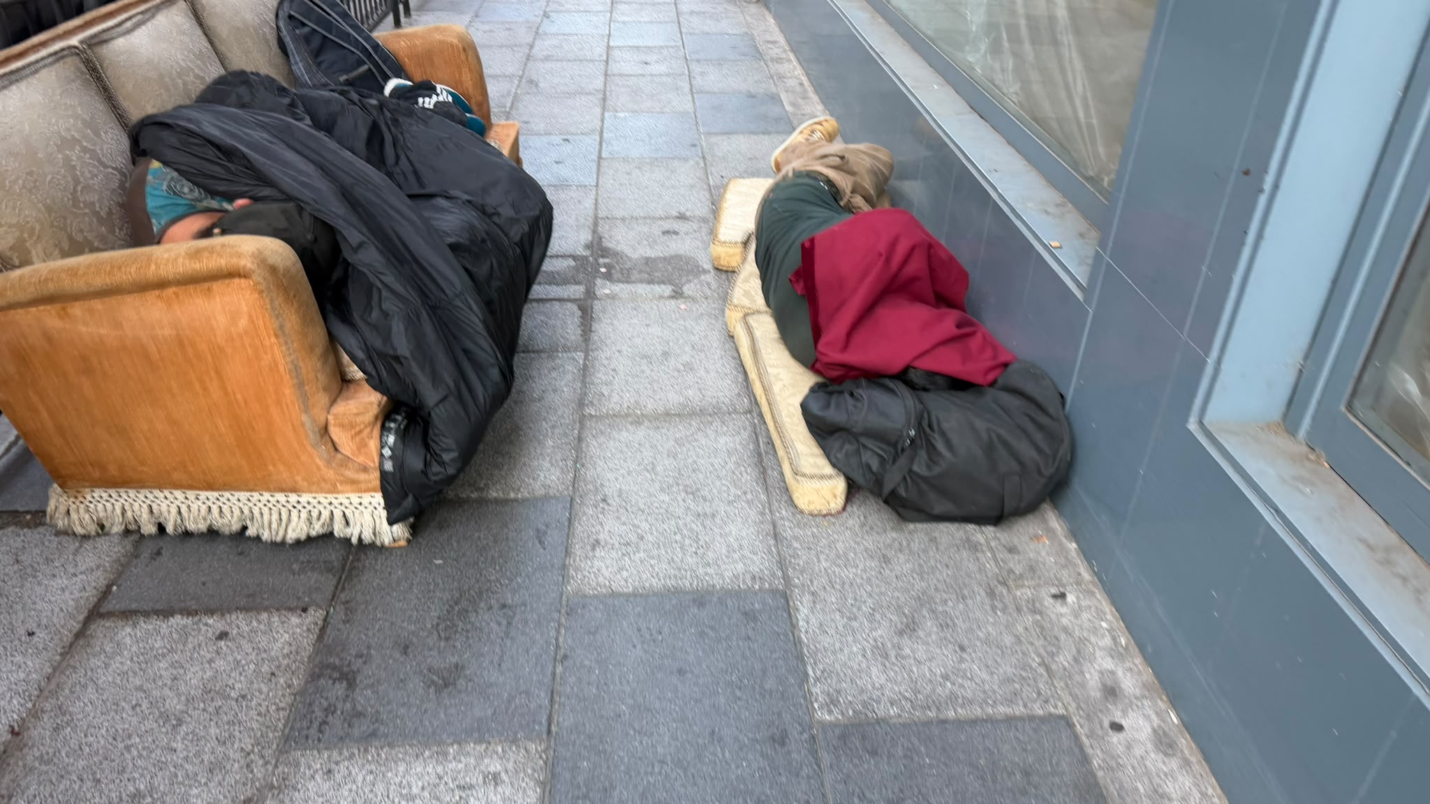 Dos varones duermen en un sof&aacute; en plena calle &Aacute;lvaro Gil