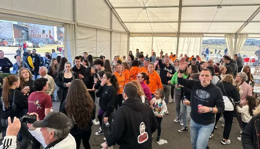 Villamayor celebra por sus Quintos una comida solidaria al son de la charanga