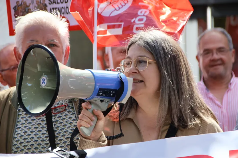 Protesta a las puertas del Banco Santander de la plaza de los Bandos por el despido de una trabajadora