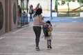 Una madre acompaña a su hija el día en que se inicia el curso escolar. EP