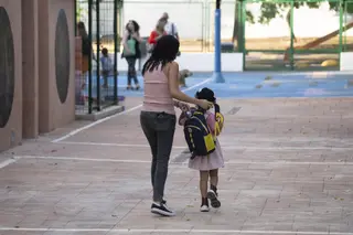 Una madre acompaña a su hija el día en que se inicia el curso escolar. EP