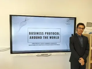 Unos de los alumnos del IES Venancio Blanco presentando sus proyectos