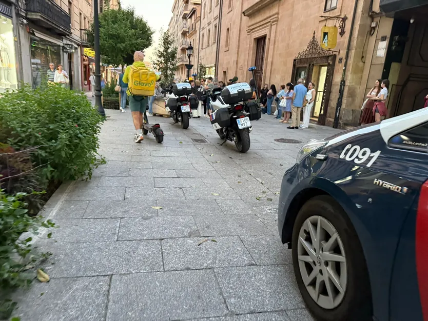 Policía Nacional y Policía Local en la calle Zamora de Salamanca. S24H.